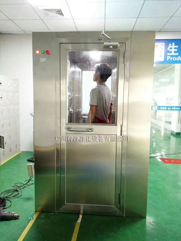 風淋室主要是人員或物品的表面除塵，常用于潔凈室的入口處。